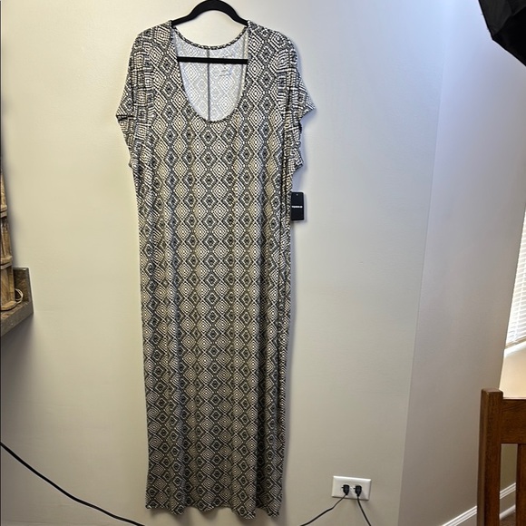 Torrid Black and White Dolman Sleeve Maxi Dress - Picture 1 of 6